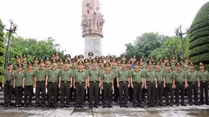 Đoàn đại biểu Cục Tổ chức cán bộ về nguồn tại Tuyên Quang
