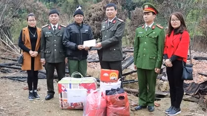 Thăm hỏi, tặng quà 2 hộ gia đình bị cháy nhà tại huyện Ba Bể