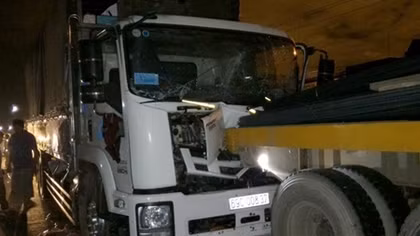 Xe tải tông xe đầu kéo rồi bốc cháy