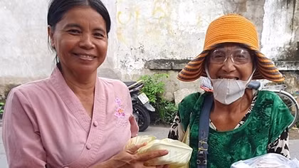 Phát cơm miễn phí cho bệnh nhân nghèo