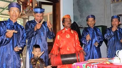 Đến từng nhà hát sắc bùa chúc mừng xuân mới