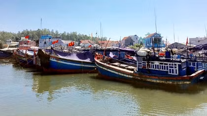 Tính mạng người dân vẫn bấp bênh trên sóng nước