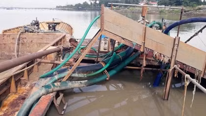 Phối hợp ngăn chặn tình trạng hút cát lậu trên sông
