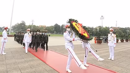 Cục Hồ sơ nghiệp vụ vào Lăng viếng Chủ tịch Hồ Chí Minh