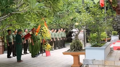 Thứ trưởng Lê Tấn Tới dâng hương viếng hương hồn các anh hùng liệt sỹ tại hang Tám Cô
