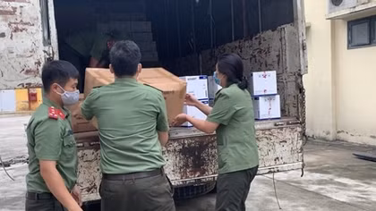 Bộ Công an cấp phát trang thiết bị phòng chống dịch cho Công an Hải Dương và Cục Quản lý XNC
