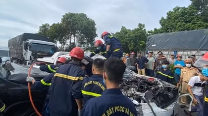 Nỗ lực đưa nạn nhân mắc kẹt ra ngoài sau TNGT