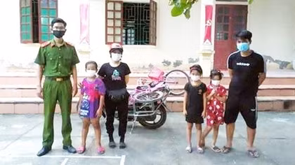Bàn giao 3 cháu nhỏ bị lạc cho gia đình