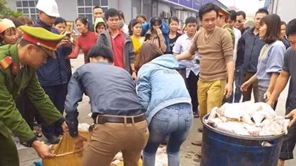 Gần 1.000 công nhân bỏ ăn vì nghi nhà bếp sử dụng thực phẩm có “vấn đề”