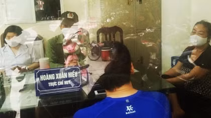 Mời 4 người không đeo khẩu trang về trụ sở Công an