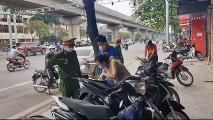Công an tích cực vào cuộc, người dân Hà Nội đồng lòng chống dịch