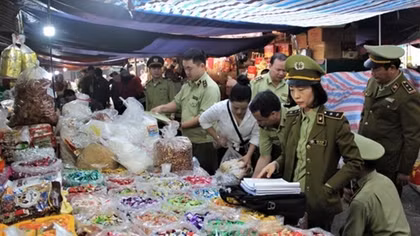 Bánh kẹo, các loại hạt “ba không” tràn ngập thị trường