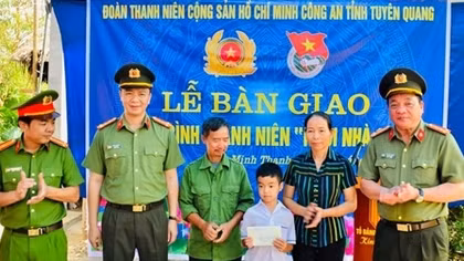 Trao nhà tình nghĩa, tặng quà cho các Mẹ Việt Nam anh hùng
