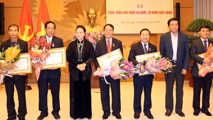 Trao Huy hiệu Đảng tặng đảng viên cơ quan Văn phòng Quốc hội