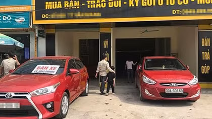 Phụ nữ sau tay lái