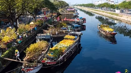 Chợ xuân “trên bến dưới thuyền”