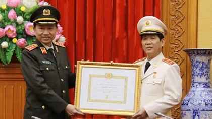 Trao Huy hiệu 30 năm tuổi Đảng cho Thứ trưởng Nguyễn Văn Sơn