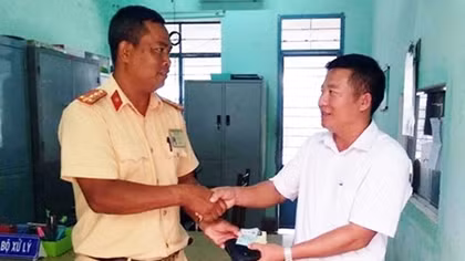 Đại uý trả lại 15 triệu cho người đánh mất