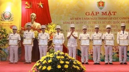 Cục Cảnh sát đăng ký, quản lý cư trú và dữ liệu quốc gia về dân cư đón nhận Huân chương BVTQ
