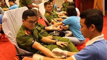 Hiến máu tình nguyện “Giọt máu nghĩa tình vì đồng đội thân yêu”