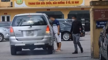 “Cò mồi” ép biển số đánh nhau tại điểm đăng ký xe của Công an TP Hà Nội