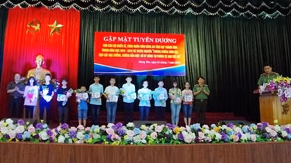 Công an tỉnh Hưng Yên tuyên dương các cháu học sinh giỏi 