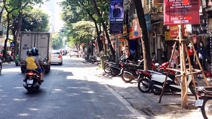 Vẫn tràn lan vi phạm về quảng cáo trên phố