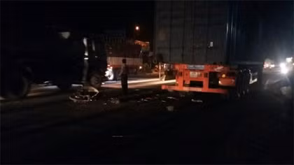 Container đâm xe máy trong đêm, 1 người tử vong