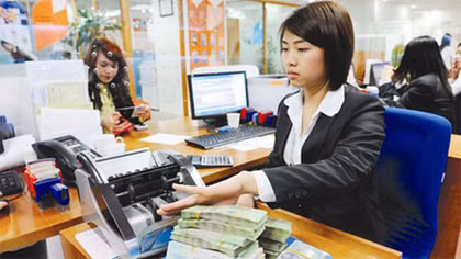 Giảm lãi suất: Vẫn chịu nhiều áp lực