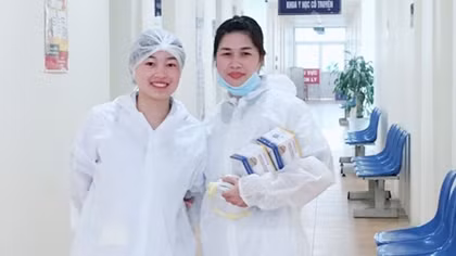 Nữ Đại úy Công an “giấu mặt” trong khu cách ly chống dịch