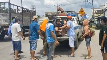 CSGT dùng xe đặc chủng đưa tài xế đi cấp cứu sau tai nạn