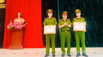 Khen thưởng 2 cán bộ Công an cứu người phụ nữ định tự tử