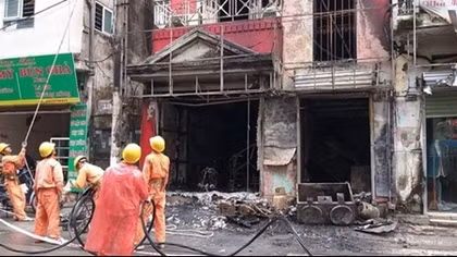 Cháy nhà trên phố Đặng Tiến Đông, hai người bị thương nặng
