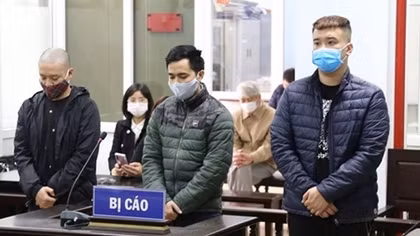 Án tù cho bộ ba tụ tập, chửi bới lực lượng chống dịch COVID-19