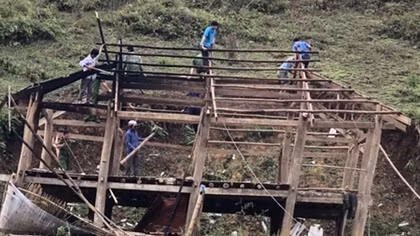 Công an Sơn La giúp nhân dân khắc phục hậu quả mưa đá