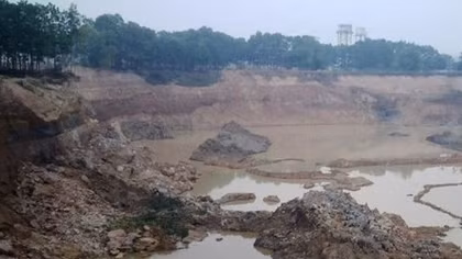 Khởi tố 2 kẻ “xúc đất đem bán”