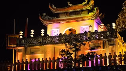 Tour đêm Hoàng thành Thăng Long giúp du khách giải mã bí ẩn các triều đại