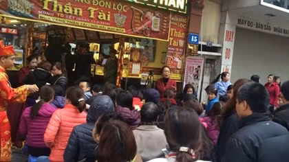 Vàng “nóng” theo ngày vía Thần Tài 