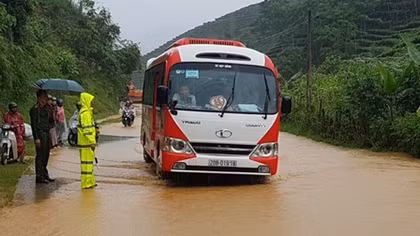 Bảo đảm giao thông thông suốt, an toàn cho người dân vùng bị lũ quét