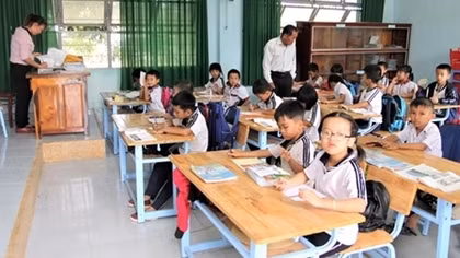 Năm học mới ở vùng lũ đi qua