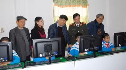 Trao phòng máy vi tính tặng trường tiểu học Gia Phong