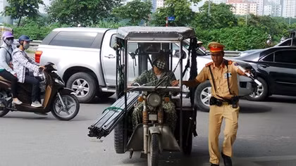 Phần lớn lái xe ba bánh tự chế chở hàng là thương binh giả