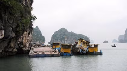Di chuyển sà lan “đắp chiếu” của Vinashin ra khỏi vịnh Hạ Long