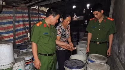Phát hiện 2 cơ sở sản xuất, kinh doanh rượu không rõ nguồn gốc