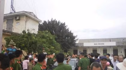 Nghi bắt cóc trẻ em, người đàn ông bị đưa về trụ sở ủy ban