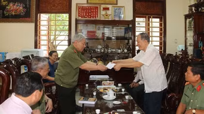 BLL cán bộ Công an chi viện chiến trường miền Nam, tặng quà gia đình chính sách