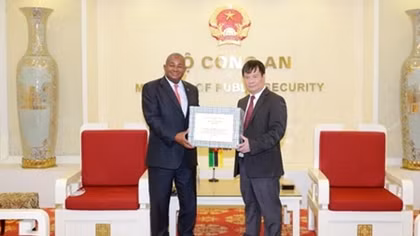 Bộ Công an Việt Nam trao trang thiết bị y tế tặng Bộ Nội vụ Mozambique