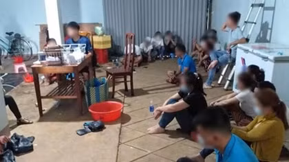 Đến quán cà phê rồi "đón đoàn" đi... đánh bạc