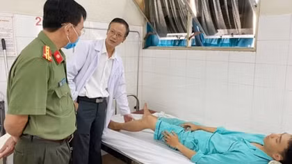 Thăm hỏi cán bộ Công an huyện bị thương khi truy bắt đối tượng ma túy