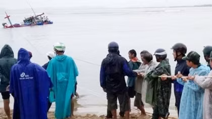 Trục vớt một tàu đánh cá gặp nạn “lên bờ”